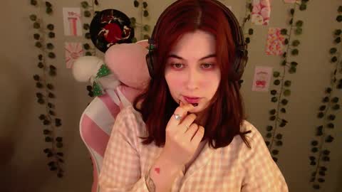 Snapshot of sarakinski chatting on 02.09.25 Sara online show from 02.09.25