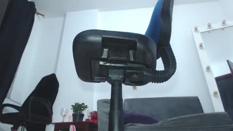 Saraloves online show from 12.15.25