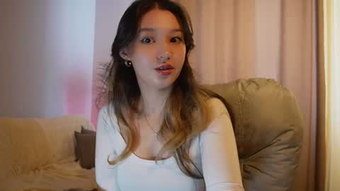 Snapshot of sarasuo chatting on 06.22.26 Shara online show from 06.22.26