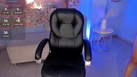 Sara Winstone online show from 01.11.25