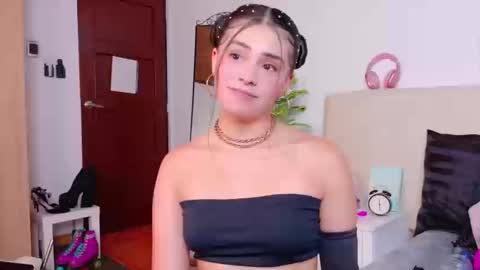 Snapshot of saritabratz chatting on 09.17.25 Sara online show from 09.17.25