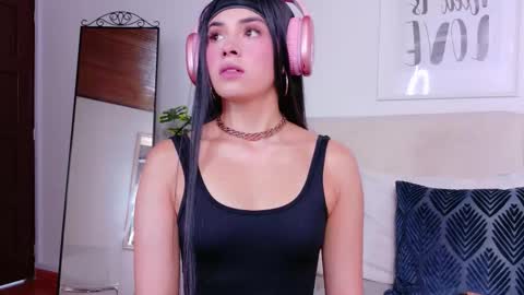 Snapshot of saritabratz chatting on 10.11.25 Sara online show from 10.11.25