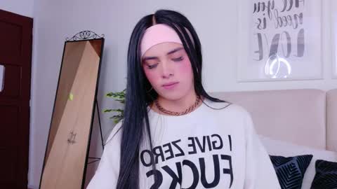 Snapshot of saritabratz chatting on 10.17.25 Sara online show from 10.17.25