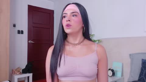 Snapshot of saritabratz chatting on 11.06.25 Sara online show from 11.06.25