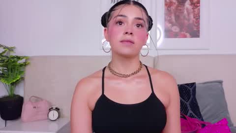 Snapshot of saritabratz chatting on 11.15.25 Sara online show from 11.15.25