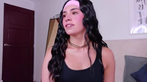 Snapshot of saritabratz chatting on 11.18.25 Sara online show from 11.18.25