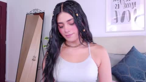 Snapshot of saritabratz chatting on 11.19.25 Sara online show from 11.19.25