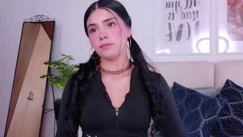 Snapshot of saritabratz chatting on 11.25.25 Sara online show from 11.25.25