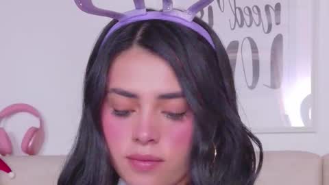 Snapshot of saritabratz chatting on 11.27.25 Sara online show from 11.27.25