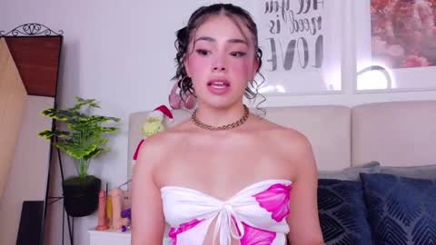 Snapshot of saritabratz chatting on 11.27.25 Sara online show from 11.27.25