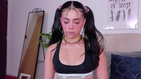 Snapshot of saritabratz chatting on 11.29.25 Sara online show from 11.29.25