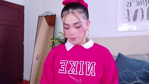 Snapshot of saritabratz chatting on 12.13.25 Sara online show from 12.13.25