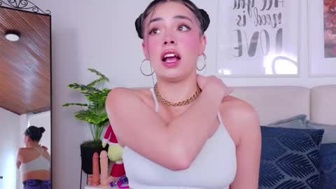 Snapshot of saritabratz chatting on 12.14.25 Sara online show from 12.14.25