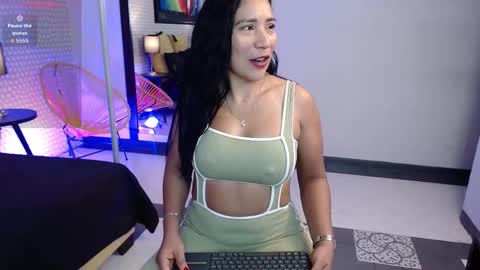 Snapshot of sashaavixen chatting on 10.28.25 Sasha online show from 10.28.25