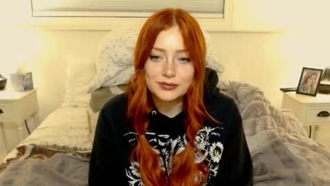 Snapshot of satrinarose chatting on 01.10.25 Rose online show from 01.10.25