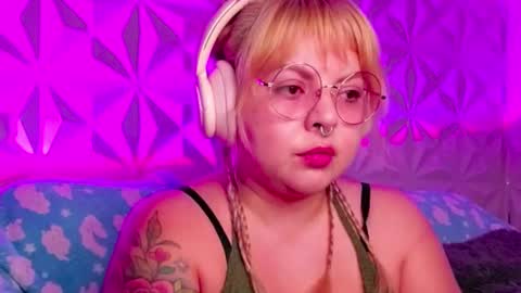 Snapshot of satyn_doll chatting on 10.05.25 Gina George online show from 10.05.25