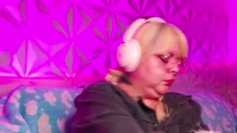 Snapshot of satyn_doll chatting on 10.17.25 Gina George online show from 10.17.25