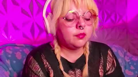 Snapshot of satyn_doll chatting on 10.18.25 Gina George online show from 10.18.25