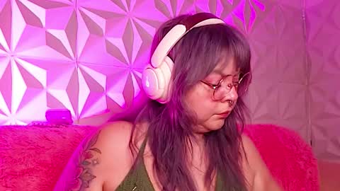 Snapshot of satyn_doll chatting on 10.24.25 Gina George online show from 10.24.25