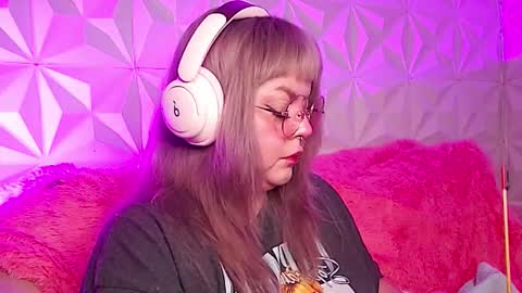 Snapshot of satyn_doll chatting on 11.15.25 Gina George online show from 11.15.25