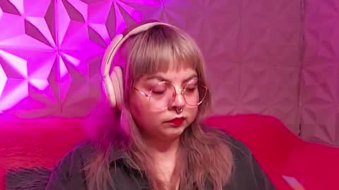 Snapshot of satyn_doll chatting on 11.27.25 Gina George online show from 11.27.25