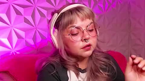 Snapshot of satyn_doll chatting on 11.30.25 Gina George online show from 11.30.25