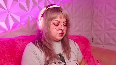 Snapshot of satyn_doll chatting on 12.02.25 Gina George online show from 12.02.25