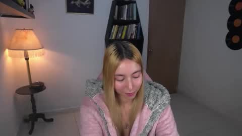 Snapshot of saucy_jenn1 chatting on 11.13.25 I AM JENN online show from 11.13.25