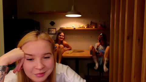 Snapshot of sav_anna chatting on 02.12.25 LUNA and ANNA online show from 02.12.25