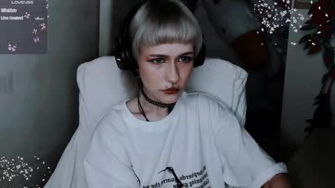 pronoun she. name Mary. age 21. online show from 11.05.25