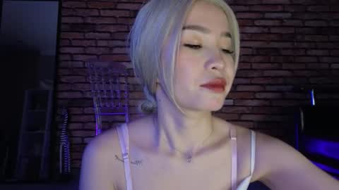 Snapshot of saya_lin chatting on 11.10.25 Saya online show from 11.10.25