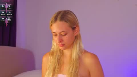 Snapshot of sayselena chatting on 09.23.25 Hello guys our name is Emily Nicole Alice. We are very funny and love to spend time well online show from 09.23.25
