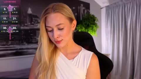 Snapshot of sayselena chatting on 10.02.25 Hello guys our name is Emily Nicole Alice. We are very funny and love to spend time well online show from 10.02.25