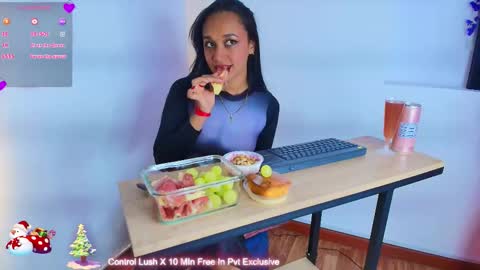 Snapshot of scarleett_ebony chatting on 11.27.25 scarleett_ebony online show from 11.27.25