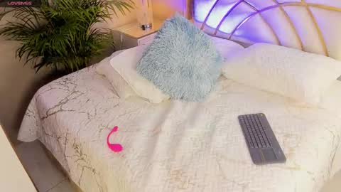 scarlet hill online show from 01.05.25