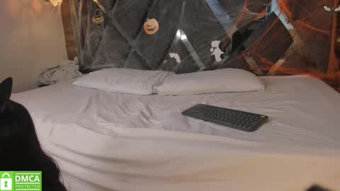 scarlet__jones_ online show from 10.24.25