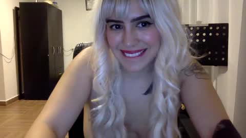 Snapshot of scarlet_whisper chatting on 01.11.25 scarlet whisper online show from 01.11.25