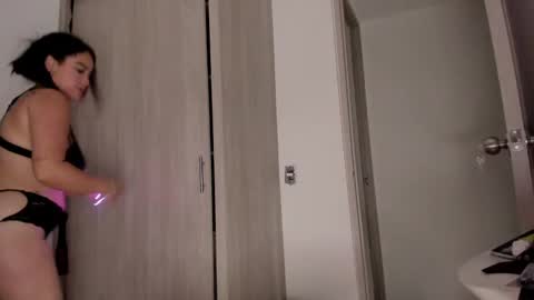 Scarlett Thumb up please help me 100 its important online show from 12.13.24