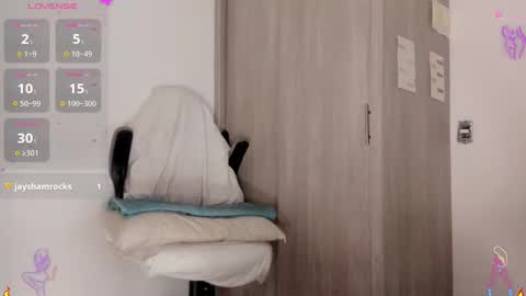 Scarlett Thumb up please help me 100 its important online show from 01.21.25