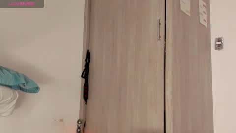 Scarlett Thumb up please help me 100 its important online show from 02.12.25