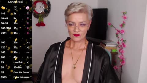 Snapshot of scarlett_paris chatting on 01.04.25 Scarlett online show from 01.04.25