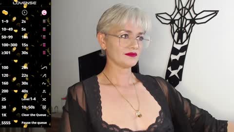 Snapshot of scarlett_paris chatting on 02.05.25 Scarlett online show from 02.05.25