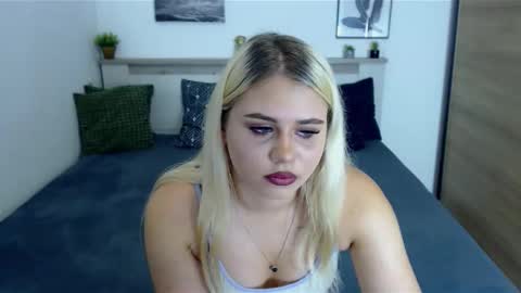 Snapshot of scarlettblue22 chatting on 09.17.25 Hi there guys My pleasure in your hands pvt is open online show from 09.17.25