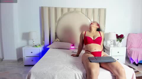 Scarlett Ross  online show from 02.18.25