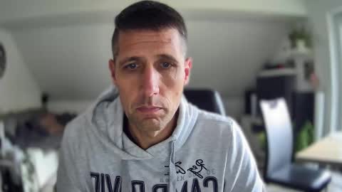 Snapshot of schnuckigeil chatting on 11.18.25 Dildomen online show from 11.18.25