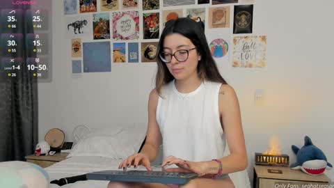 Aria Independent model online show from 12.17.24