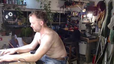 Snapshot of seattlemanwhore chatting on 10.24.25 Seattlemanwhore online show from 10.24.25