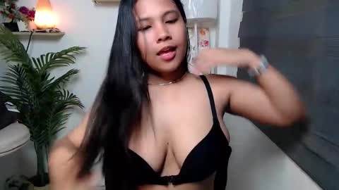 Snapshot of seductive_elle chatting on 12.05.25 ellie online show from 12.05.25