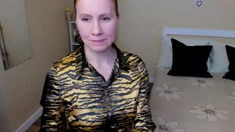 Snapshot of seductive_foxy_ chatting on 09.26.25 seductive_foxy_ online show from 09.26.25