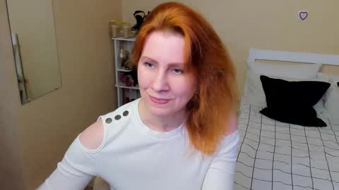 Snapshot of seductive_foxy_ chatting on 09.27.25 seductive_foxy_ online show from 09.27.25